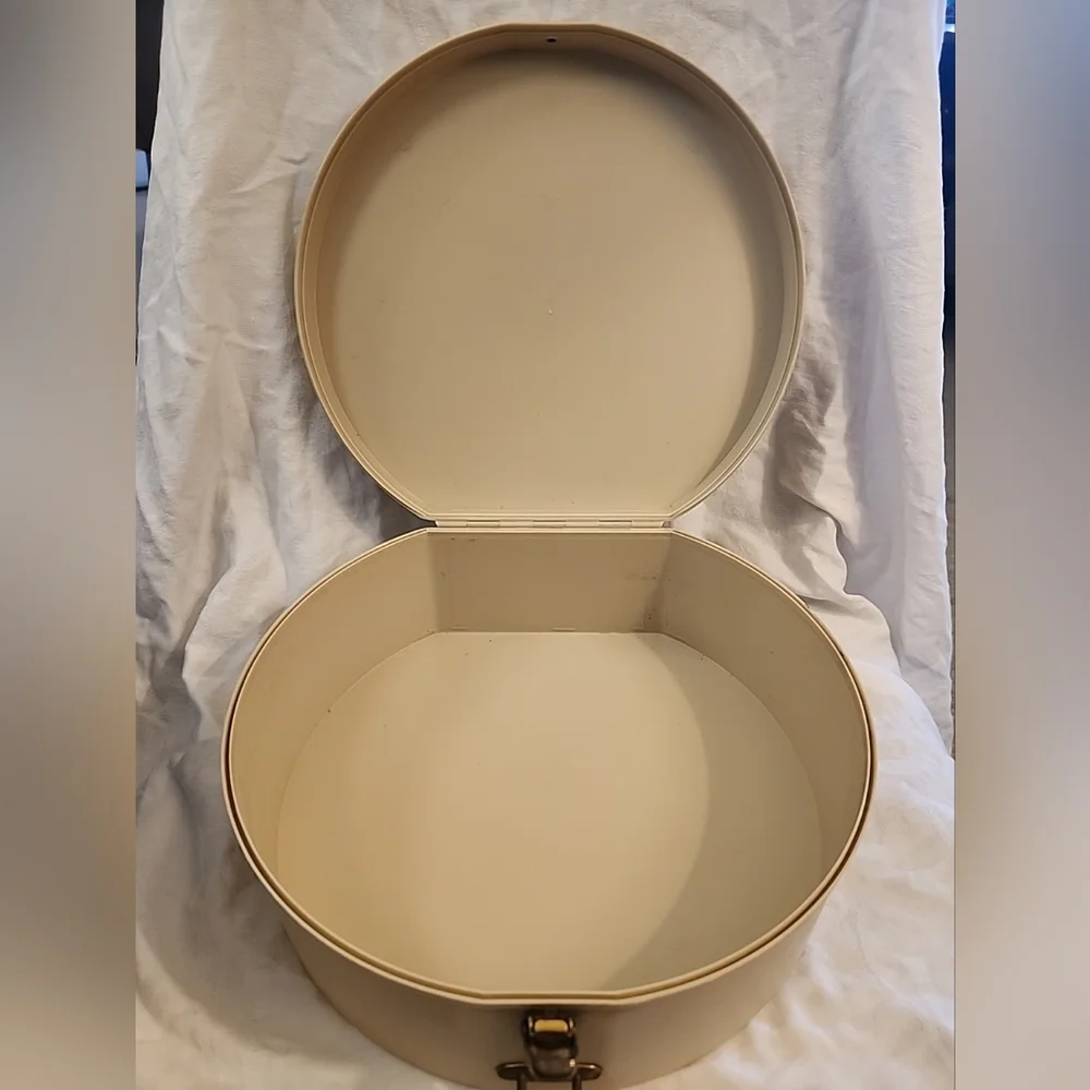 Vintage 60's Beige Hard Plastic Round Travel / Make Up Case/Jewelery Box